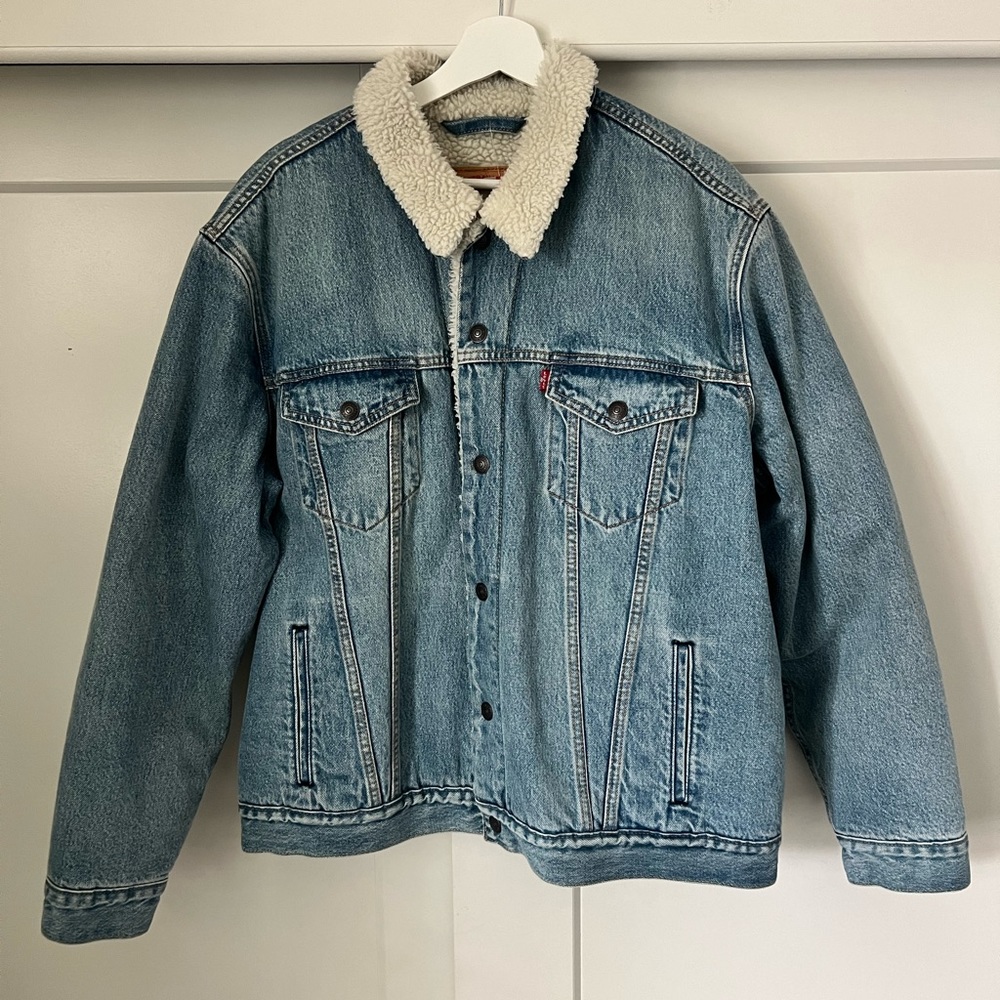 Sherpa lined light blue denim Levi’s jacket